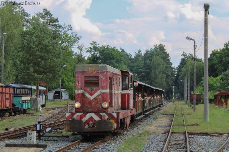 Plik:Lxd2-08 z pociągiem pasażerskim.jpg