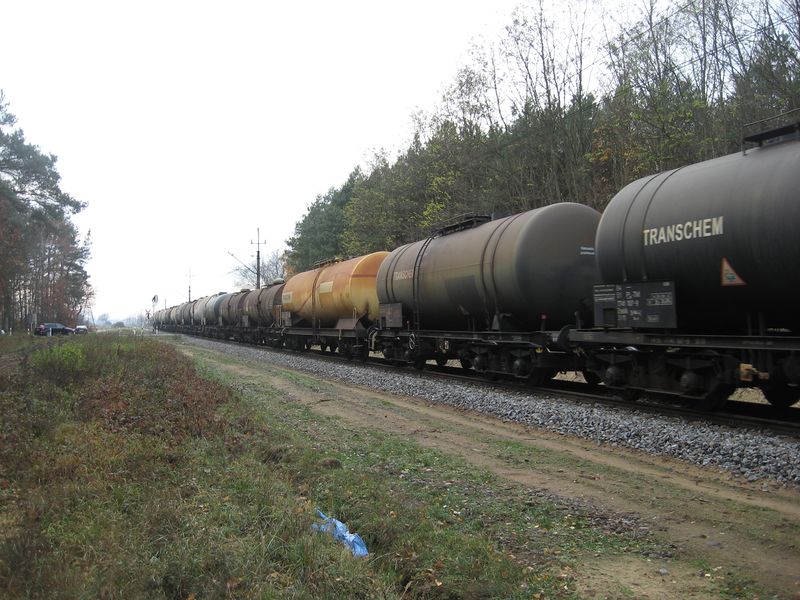 Plik:Pociąg z cysternami.jpeg